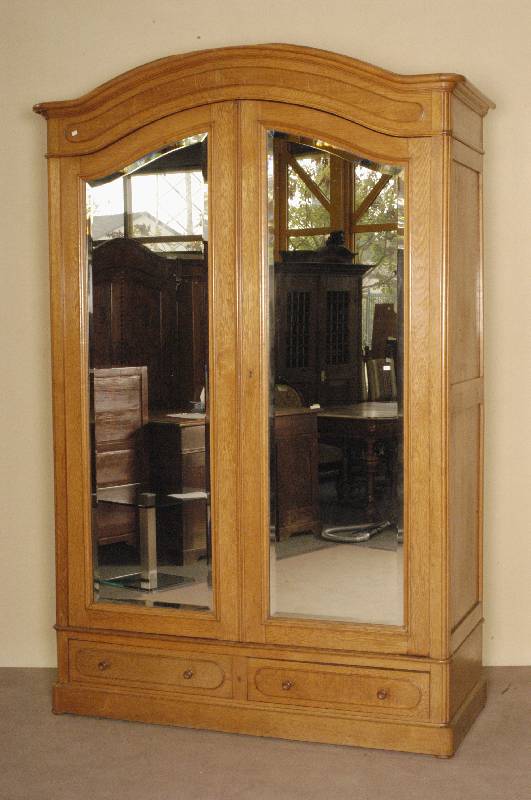 Kleiderschrank, deutsch, um 1900, Eiche massiv, 2-tÜriges MÖbel mit facettiertem Spiegelglas, geschwungenes Kopfteil mit profilierter ...