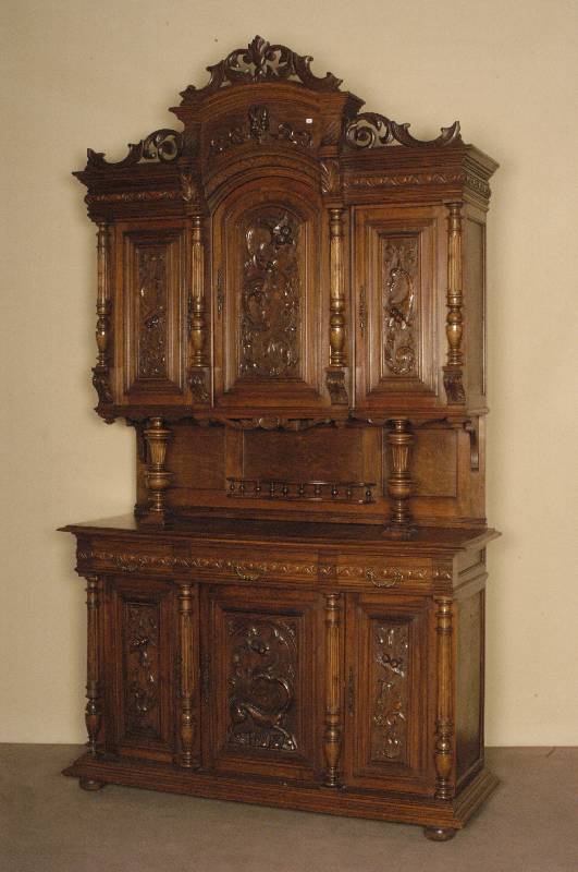 Buffetschrank, Belgien, um 1880, Henry II, Nußbaum massiv, Oberteil mit drei TÜren, TÜrinlets aufwendig geschnitzt, floral und mit Fabelwesen, ...