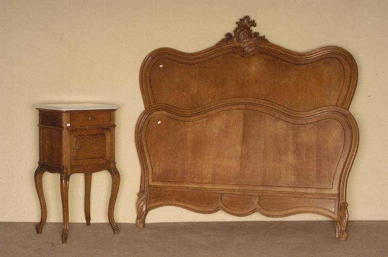 NachttischschrÄnkchen, Belgien, um 1880, Renaissance, Einfluß Aachen/LÜttich, Eiche massiv, hell, eintÜriges Staufach mit geometrischer ...