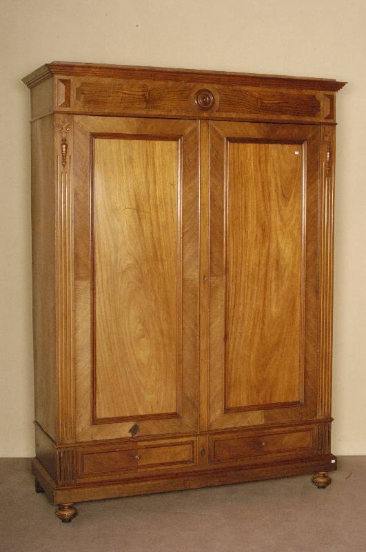 Kleiderschrank, deutsch, um 1900, Einfluß des Historismus, Nußbaum und Eiche massiv, Nußbaumfurnier, zweitÜriges MÖbel mit gerahmten Inlets, ...