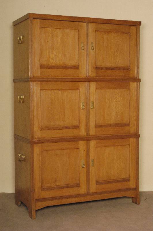 Brandschrank, deutsch/wohl Darmstadt, um 1902/04, Front auf Rahmen gearbeitet, Wellenschnitzerei aus dem Vollholz, BeschlÄge original, 1x fehlt, ...