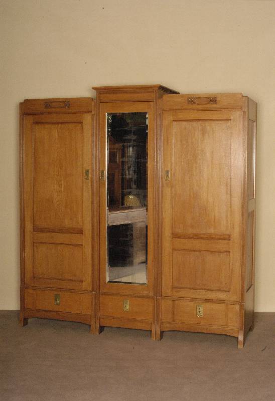 WÄsche- bzw. Kleiderschrank, deutsch/Darmstadt, um 1902/04, Hartholz/Eiche massiv, allseitig auf Rahmen gearbeitet, Lisenen 3-fach gerieft, ...
