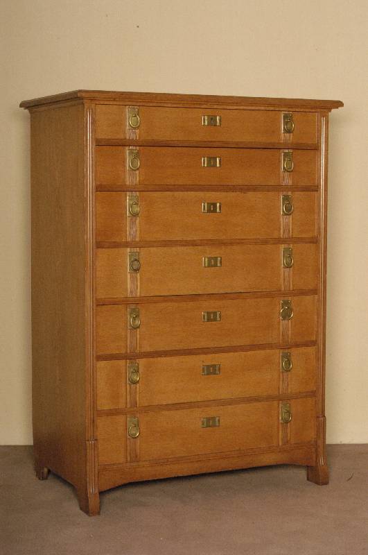 Herrenkommode, deutsch/Darmstadt, um 1902/04, Eiche massiv, hervorragende Verarbeitung, original BeschlÄge, z.T. blind, sparsame ...