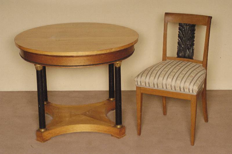 Herrn- bzw. Beistelltisch, deutsch, um 1900/10, Korpus Hartholz/Weichholz, helles Nußbaumholz bzw. Nußbaumfurnier, Hartholz als SÄulen ...
