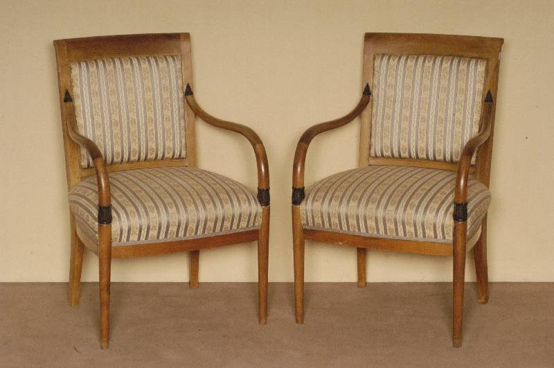2 ArmlehnstÜhle, deutsch, um 1900/10, nach franzÖsischem Vorbild von 1830, Nußbaum massiv, Akanthusblattverzierung, geschwungen, Polster ...