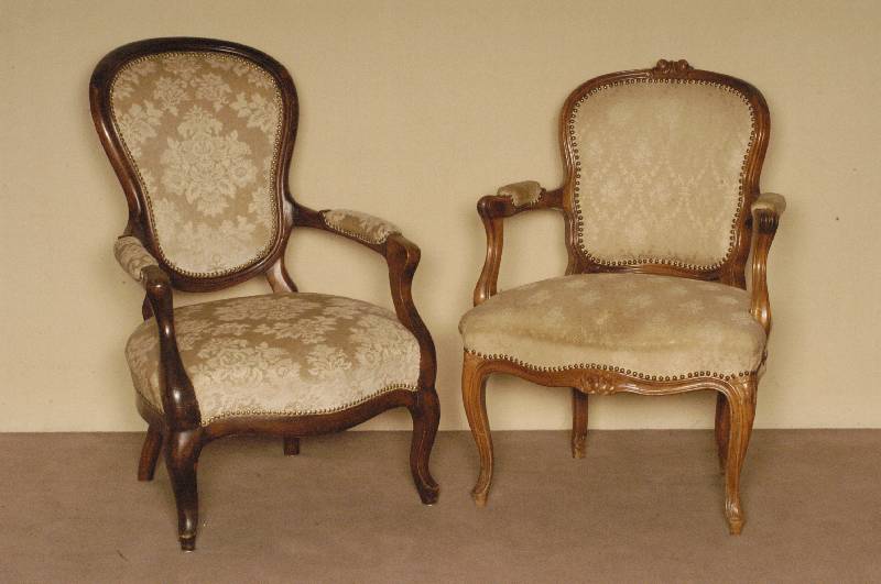 Bergere, deutsch, um 1850, Nußbaum massiv, allseitig geschwungen gerieft, Rosenverzierung, Polsterung aus der Zeit, Bezug muß erneuert werden, ...