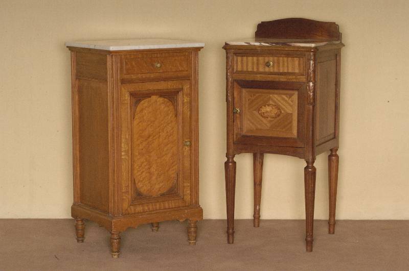 2 Nachttische, Frankreich, um 1890, Korpus Weichholz/Hartholz, Bergahorn- und RÜsterfurnier, z.T. gespiegelt, klassizisitische Rillenverzierung, ...