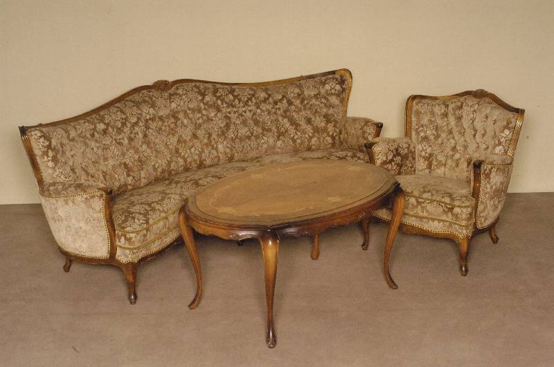 Sitzgruppe, deutsch, um 1965/70, wohl SchrÖder, bestehend aus 2 Sesseln und in sich geschwungener Couch, Rahmen Nußbaum massiv, genoppt und ...