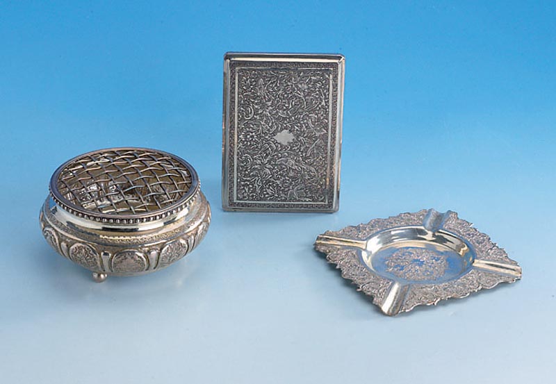 Konvolut Zigarettenetui, Aschenbecher und RiechdÖschen, Silber Persien 40er Jahre, Gew. total ca. 430 g, florales Design, Etui Maße ca. 11.5 x ...