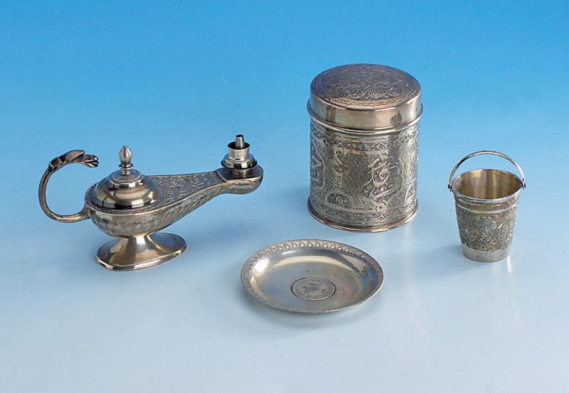 Konvolut 4 Silberteile, Persien 40ger Jahre, best. aus: Öllampe Maße ca. 14 x 8 cm, Deckeldose D. ca. 7 cm, H. ca. 9 cm, Unter- setzer und ...