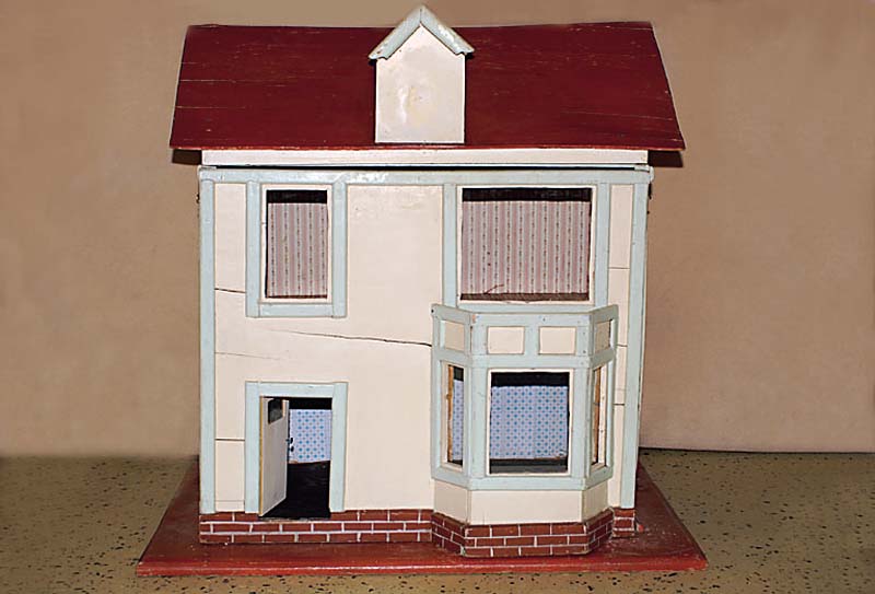 Puppenhaus, deutsch, 20er Jahre, Holz, Front mit orig. Verglasung, ohne Inneneinrichtung, Fassade abnehmbar, ca. 70 x 73 x 53 cm, Gebr.-spuren