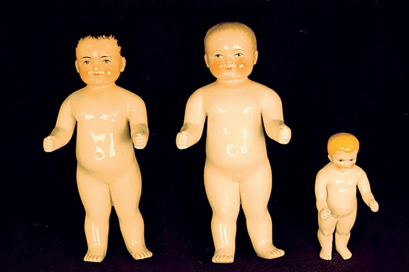 Badepuppe, deutsch, um 1890, Porzellan, modellierte Haare, Kopf bunt staffiert, min. bespielt u. am Fuß min. best., H. ca. 38 cm, sammelwÜrdig, ...