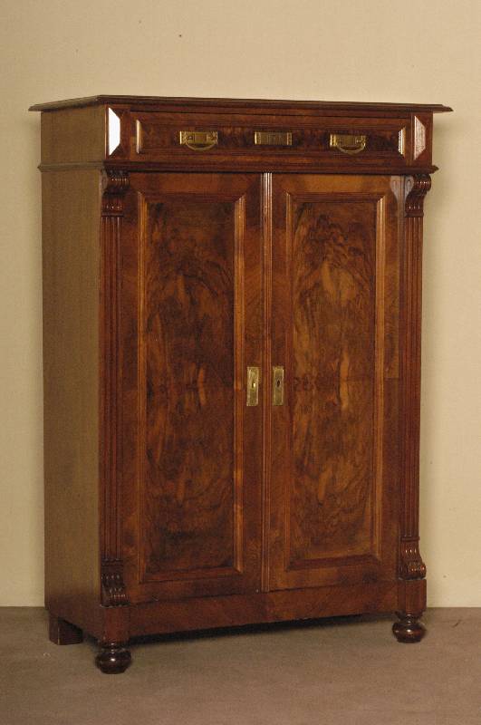 Vertiko, sÜddeutsch, um 1880/90, Korpus Weichholz, Wurzelnußfurnier, gespiegelt verlegt, Zierleisten Nußbaum massiv, diese 3- bzw. 4-fach ...