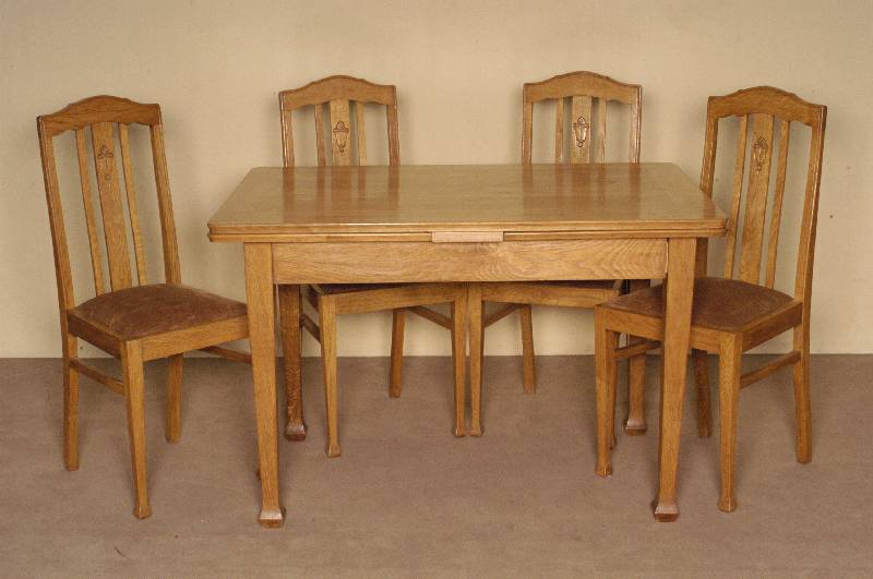 Ausziehtisch und 4 StÜhle, deutsch, um 1910, Eiche massiv, starker Einfluß von Darmstadt, zweckmÄßig, zeitlos, wohnfertig, Tisch ca. 79x120x84 ...