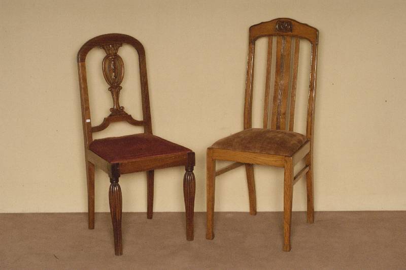 6 SpeisezimmerstÜhle, deutsch,um 1906/10, Jugendstil, Eiche massiv, RÜcken 3-fach versprosst, Lehne Griffbrett geschweift, Flachschnitzereien ...