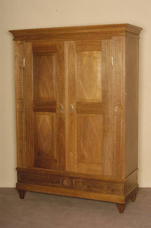 Biedermeierschrank, deutsch/Hessen, um 1830, Eiche massiv, typische Biedermeier-Rauten in den TÜrfÜllungen, versehen mit feinen Ziselierungen ...