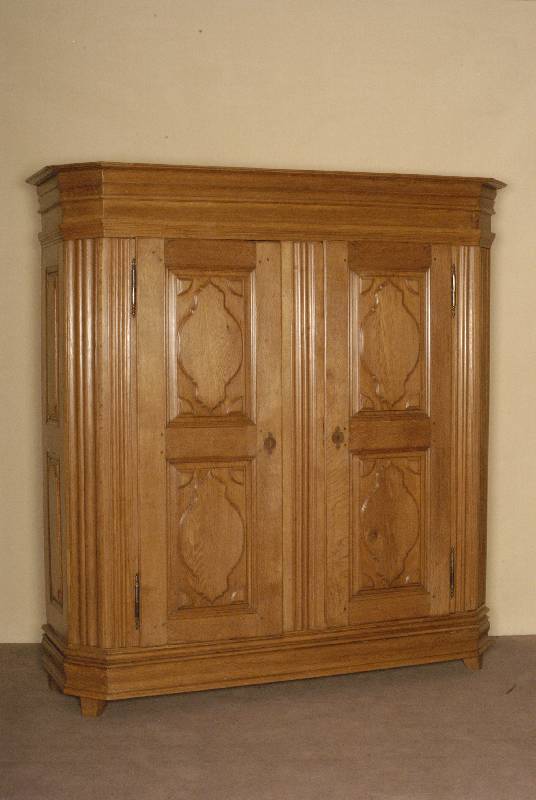 Barockschrank, deutsch/Pfalz, um 1760/70, Korpus Eiche massiv, mehrfach aufwendig geschweift und getreppt, BeschlÄge, SchlÖsser und SchlÜssel ...