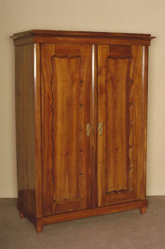 Schrank, deutsch, um 1870, Kirschholz massiv, gefÄllige Formgebung mit BrezelfÜllungen, restauriert, schellackpoliert, FÜße sekundÄr, ...