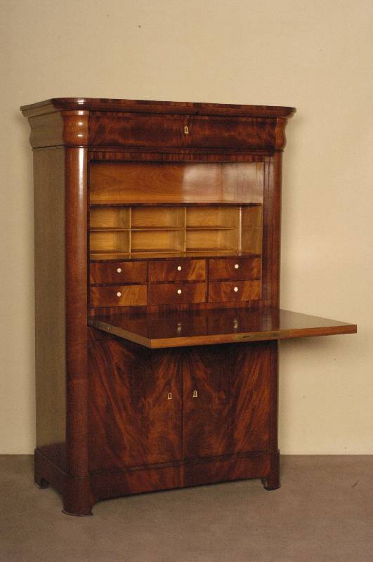 Schrank- bzw. StandsekretÄr, deutsch, um 1850, SpÄtbiedermeier, Korpus Weichholz, Mahagonifurnier, aufwendiges Innenleben, farblich ...