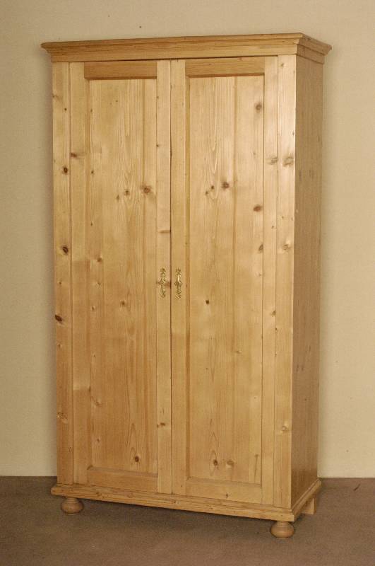Schrank, wohl um 1890/1900, Weichholz, geradlinige Formgebung, zierliche Abmessungen und daher vielseitig einsetzbar, ca. 190x106x48 cm