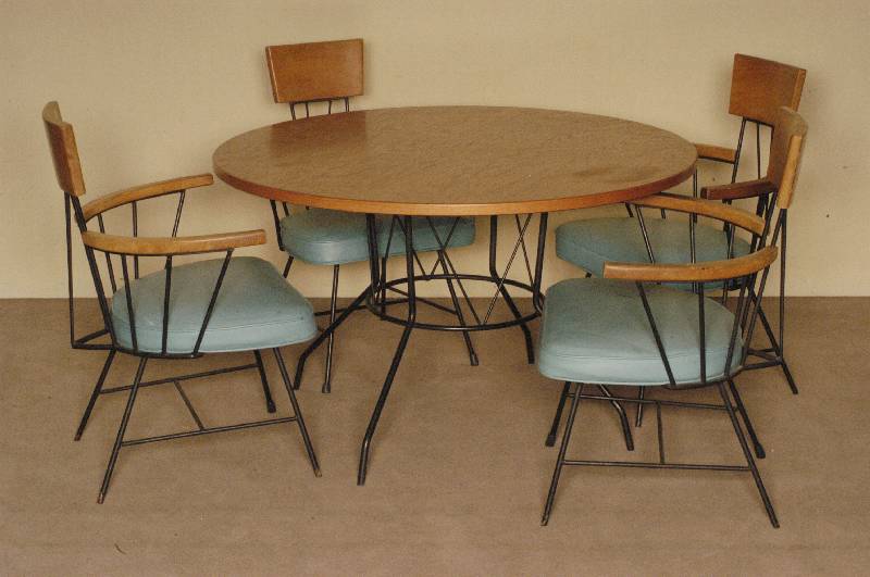 VerandamÖbel, wohl Italien, 50er/60er Jahre, geschwÄrztes Eisengestell, RÜckenteil hochversetzt, tÜrkisfarbener Kunststoffbezug, Tischplatte ...