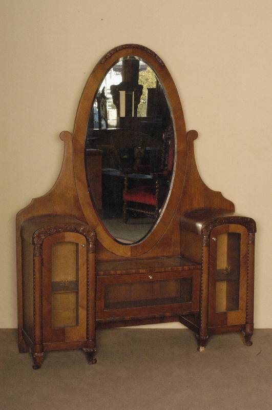 Frisierspiegel mit Vitrinenteilen, deutsch, um 1908/10, Korpus Weichholz, Eiche massiv, Eichefurnier, Zierteile Perlleiste bzw. BlÜten -, BlÄtter- ...