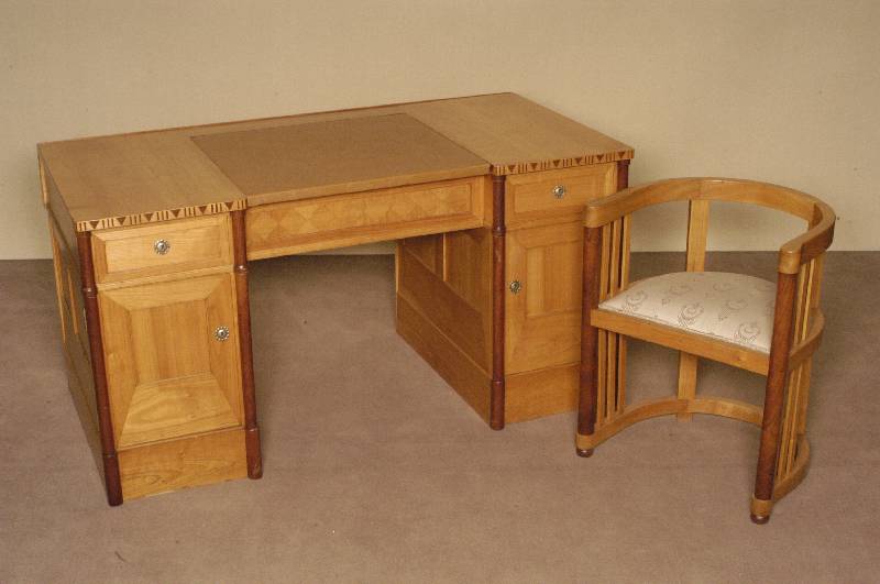 Schreibtisch, deutsch, um 1904/06, Hersteller Georg Schuler KÖln, Korpus EdelhÖlzer, Nußbaum und Obstholz, auf Rahmen gearbeitet, 3/4 SÄulen ...