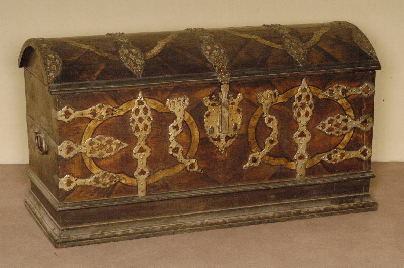 Reisebuckeltruhe, sÜddeutsch, datiert 1776, Truhe frÜher, Eiche massiv, Biermalerei aus der Zeit, BeschlÄge z.T. mit Durchbrucharbeiten aus der ...