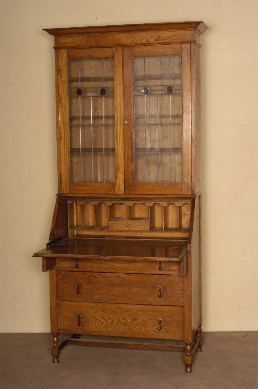 AufsatzklappsekretÄr, England, um 1910/15, Korpus Weichholz, Eiche massiv, Oberteil verglast, z.T. mit bunten Bleiverglasungen, 3-schÜbig, ...