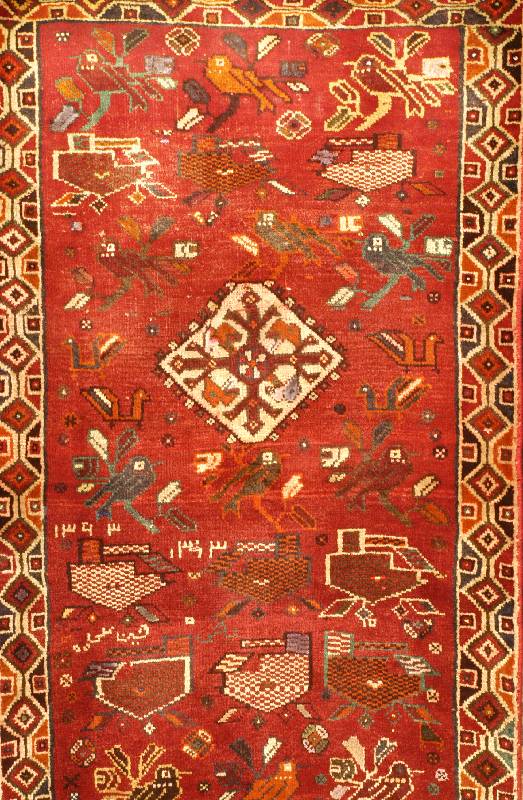 Gaschgai alt, Persien, ca. 60 Jahre, Wolle auf Wolle, ca. 135 x 80 cm, SchÄtzwert: 980.- EURO, EHZ: 3. Tierzeichnungen im Fond.