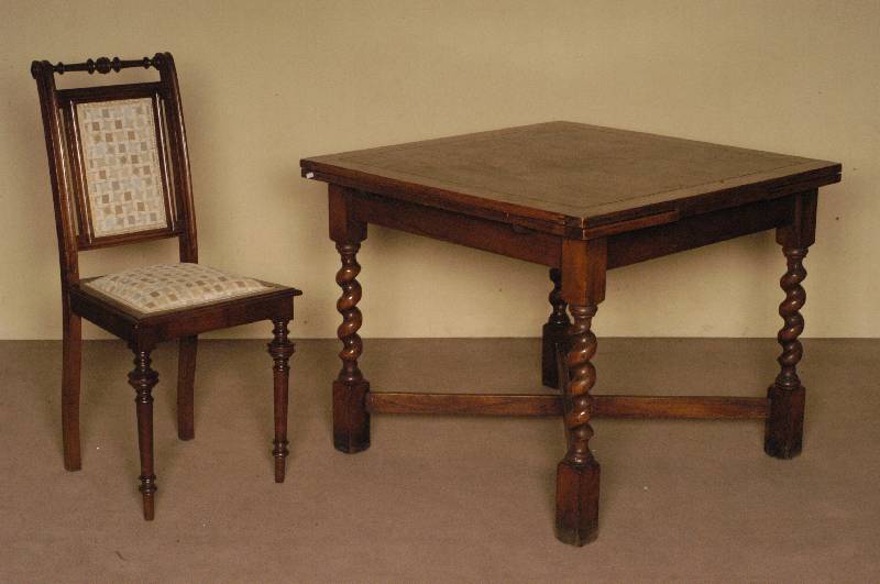 Ausziehtisch, England, um 1900, viktorianisch, Eiche massiv, Eichefurnier, gedrechselte FÜße verschrÄnkt, teilrestauriert, OberflÄche sollte ...