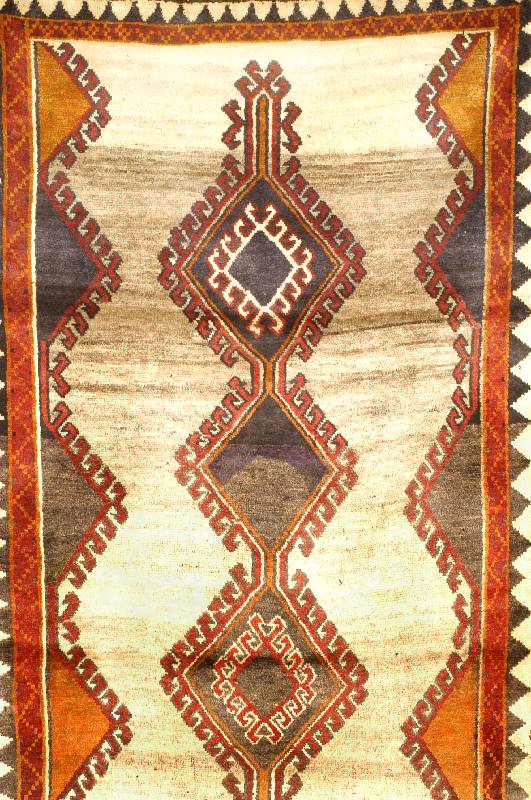 Weißgrundiger Gabbeh Alt, Persien, ca. 60 Jahre, Wolle auf Wolle, ca. 208 x 127 cm, 1chÄtzwert: 990.- EURO, EHZ: 3, Naturfarben.