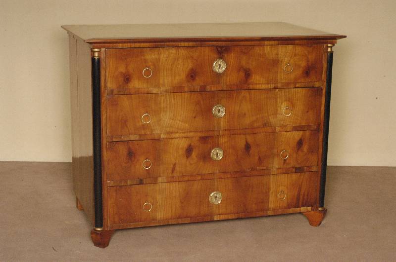 Kommode, um 1850, Kirschholz massiv und furniert, vierschÜbig, seitlich schrÄg eingestellte (ergÄnzte) HalbsÄulen, Alters- und ...