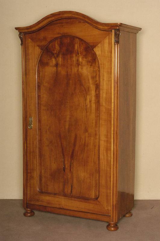 Schrank, um 1880/90, Kirschholz massiv, eintÜrig, ehemals Verwendung als WÄsche- u. Kleiderschrank, Alters- u. Gebrauchsspuren, ohne SchlÜssel, ...