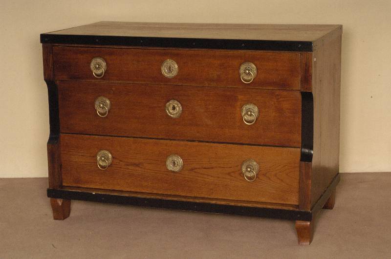 Kommode, um 1850, Eiche massiv, dreischÜbig, AltersschÄden, ohne SchlÜssel, ca. 84x119x58 cm