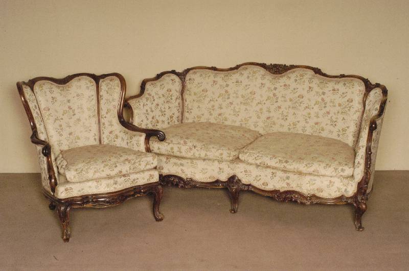 Barockstilgarnitur, deutsch, um 1910/15, bestehend aus 3-sitzer Sofa und 3 Sessel, Gestell Nußbaum massiv, Zarge in sich 8-fach geschwungen, ...