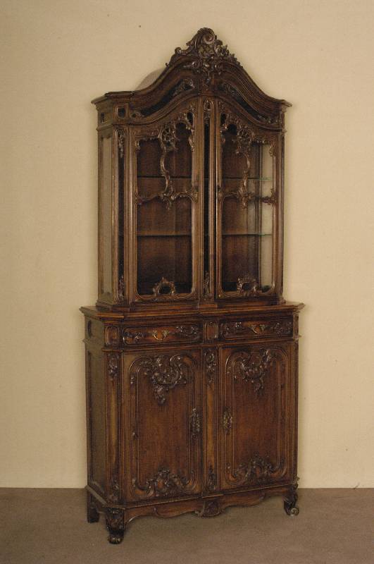Aufsatzvitrinenschrank, deutsch, 20er/30er Jahre, Raum Aachen- bzw. LÜtticher-Stil, Nußbaum und Buche massiv, aufgesetzte Schnitzerei aus dem ...