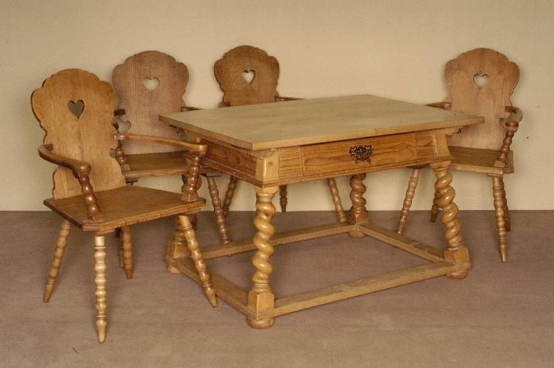 Jockeltisch mit 4 ArmlehnstÜhlen, SÜdtirol, nach 1950, sparsame Verwendung von z.T. Älteren HÖlzern, qualitÄtvolle Drechselarbeit, Eiche, ...