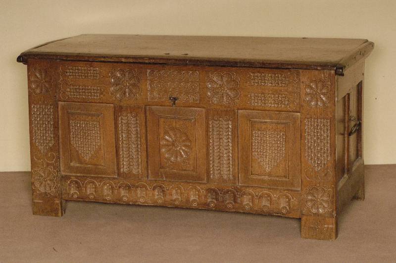 Eichentruhe, mitteldeutsch, um 1780/1810, Eiche massiv, allseitig auf Rahmen gearbeitet, Front mit reicher Flachschnitzerei aus dem Vollholz, ...