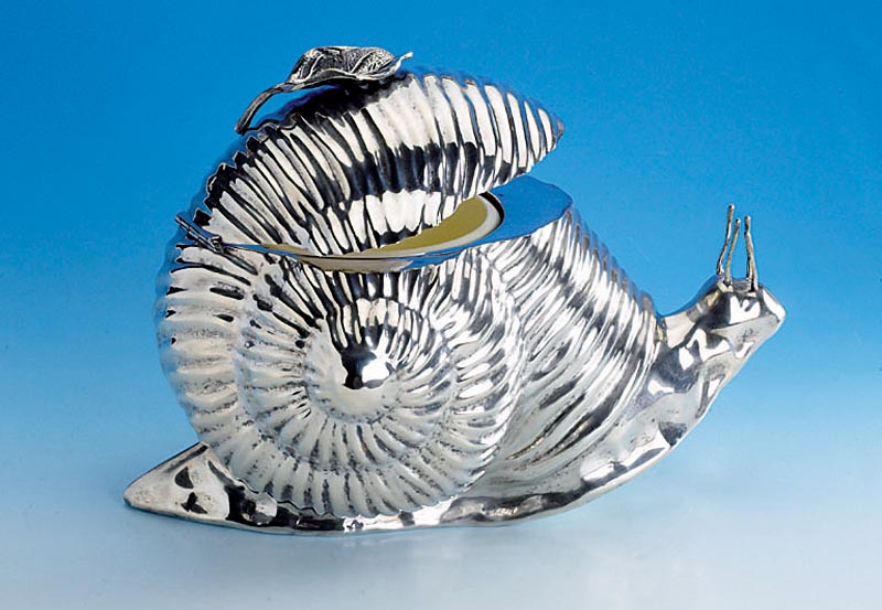 Deckeldose in Schneckenform, Italien 60er Jahre, Metall versilbert, Knauf in Blattform, Deckel mit Scharnier, H ca. 25 cm, L. ca. 36 cm, ...