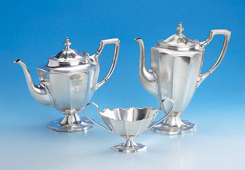 Kaffee- u. Teekanne mit Zuckerschale, um 1923/24, WMF, Legierung I/0, Kannendeckel mit Scharnier, Kannenh. ca. 27.5 bzw. 23.5 cm, min. verbeult