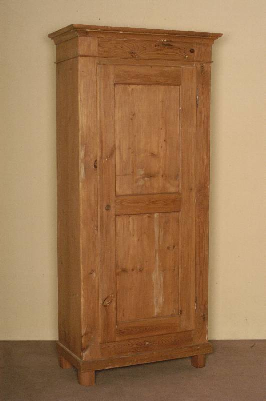 eintÜriger Kleiderschrank, sÜddeutsch, um 1860, sogenannter Gesindeschrank, Weichholz, z.T. Zierbelkiefer, Front auf Rahmen gearbeitet, ...