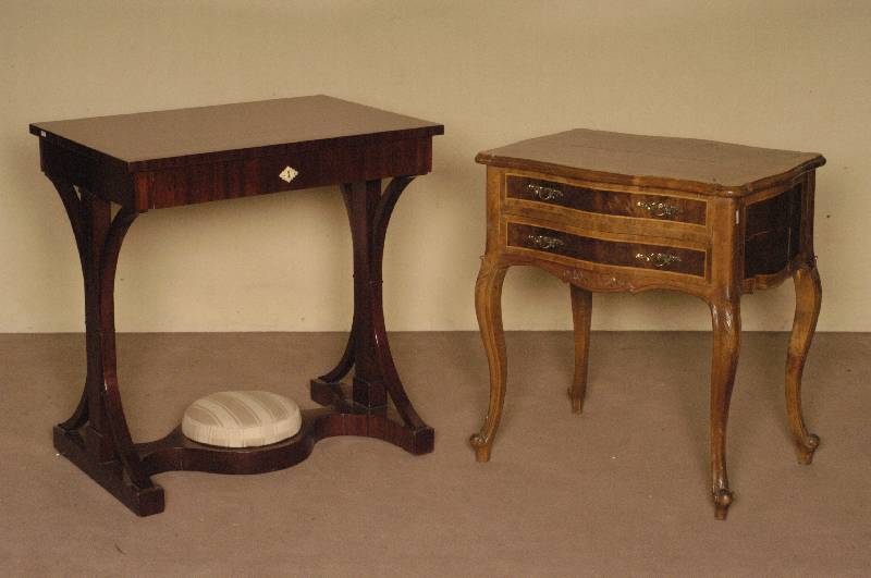 Pfeilerkommode, Frankreich, um 1910/20, Korpus Weichholz/Hartholz, Wurzelnußfurnier, doppelt gespiegelt, Bandintarsien, Front geschwungen mit ...