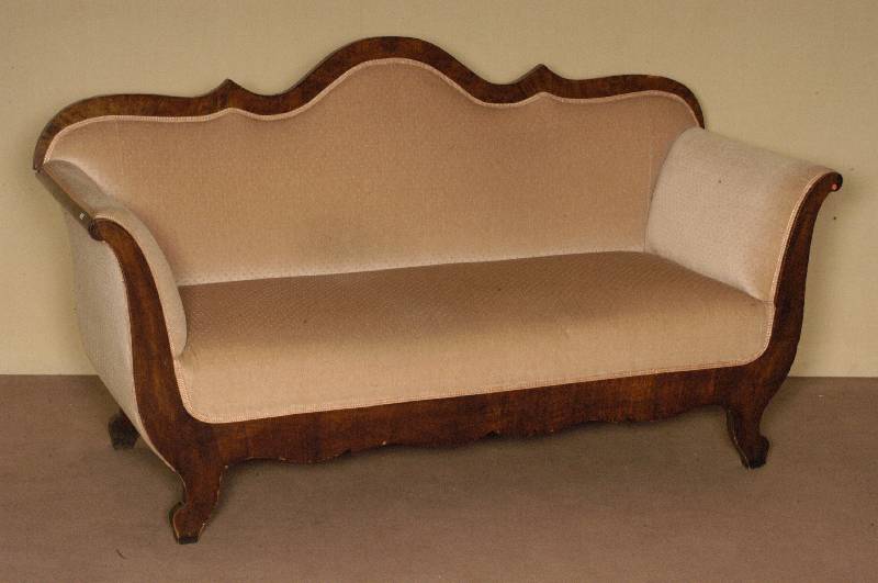 Sofa, sÜddeutsch/Pfalz, um 1835/45, Korpus Weichholz, dickes Wurzelnußfurnier gespiegelt, Polsterung alt belassen, Bezug spÄter, ...