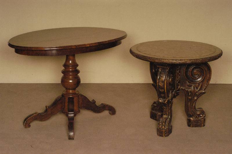Beistell- bzw. Rauchtisch, deutsch, um 1900/10, 3-fÜßig, mit TatzenfÜßen, in AkanthusblÄttern und Veluten auslaufend, Eiche massiv, ...