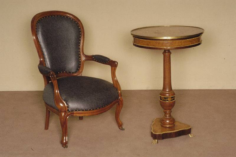 Trommeltisch, wohl Frankreich, um 1870/80, Buche, Wurzelnußfurnier, dieses z.T. gespiegelt, Perlleistenverzierung bzw. FÜße in Messing, ...