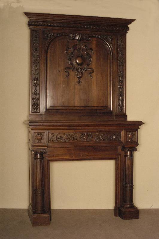 Blind-Kamin, deutsch, um 1880/90, Weichholz/Hartholz, Nußbaum massiv, SÄulen z.T. aus dem Vollholz, im dorischen Stil, Fries mit Bildhauerarbeit ...