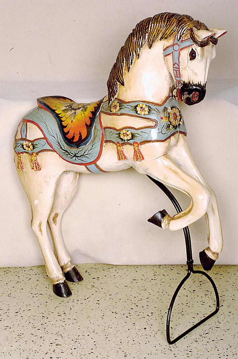 Karussellpferd, 70er/80er Jahre, Holz, bunt staffiert, schÖne Bemalung, z.T. mit Spannungsrissen, Schwanz fehlt, sammelw., H. ca. 105 cm