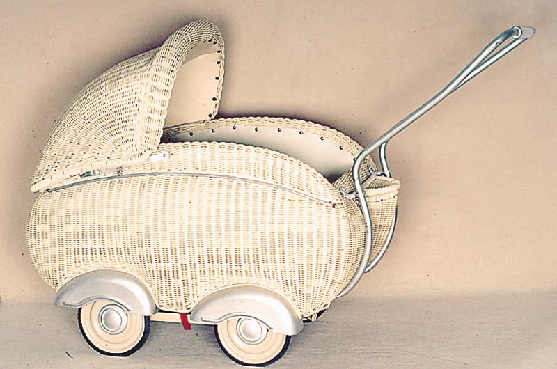 Kinderwagen, 50er/60er Jahre, Korbgeflecht, weiß staffiert, l. Gebr.-Spuren, H. ca. 65 cm