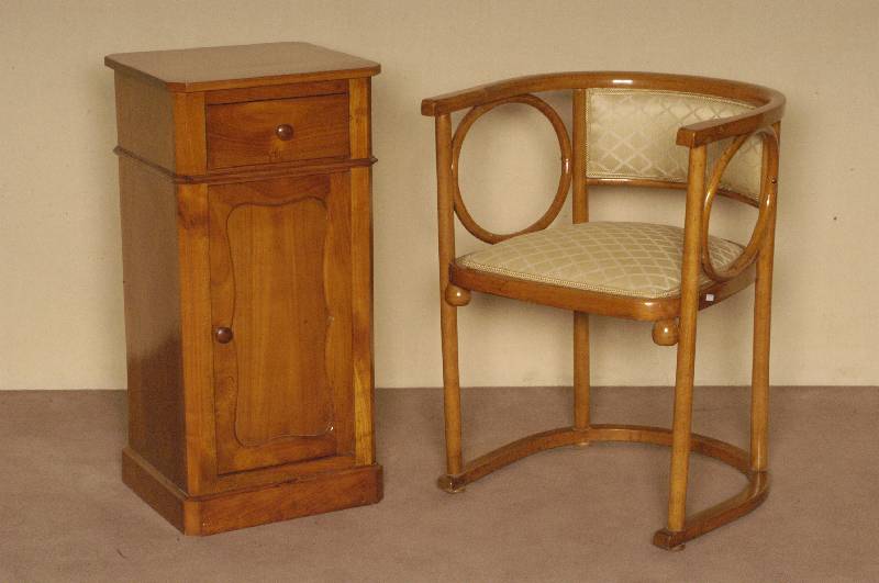 Thonet-Stuhlsessel, Österreich, um 1900/05, sogenannter Kaffeehausstuhl, starker Einfluß der FledermausstÜhle, Bugholz, restauriert, Bezug und ...